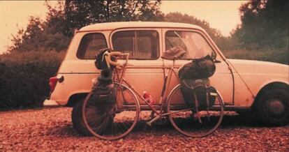 La bicicleta con la que Hugh Elliott quiso llegar a Burgos, ante su primer coche. 