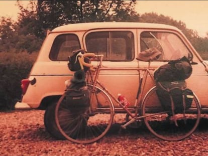 La bicicleta con la que Hugh Elliott quiso llegar a Burgos, ante su primer coche. 