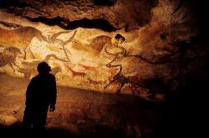 Interior de la neocueva de Lascaux (Francia), réplica de la original, descubierta en 1940 por unos niños que perseguían a su perro, llamado 'Robot'.