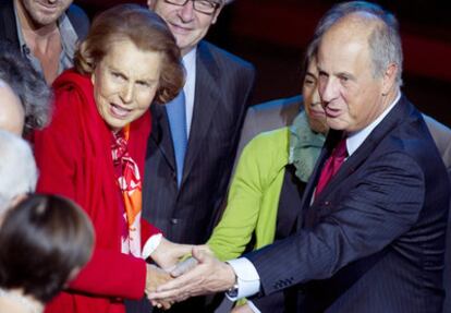 La heredera del imperio L'Oréal, Lilianne Bettencourt, fotografiada junto a su antiguo gestor, Patrice de Maistre, en octubre de 2010