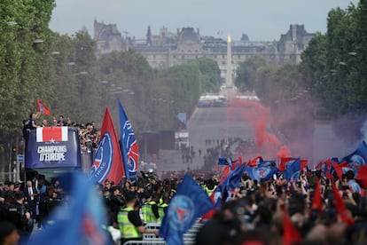 Los futbolistas del PSG celebran su primera Champions League con sus aficionados en París.