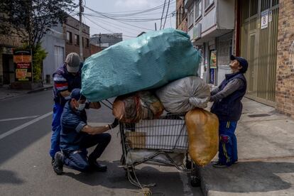 El runrn del carro de esta pareja es la se?al de que estn en el barrio. Los vecinos se asoman al balcn y chascan la lengua para que los miren. "Hoy les tengo bastante soplado (botellas de plstico de color)", dice desde su ventana la se?ora Mariluz. En el garaje, las tiene guardadas en una redecilla. Balln las tienta con las manos y sonre haciendo clculos en la cabeza de cunto recibirn por ellas.