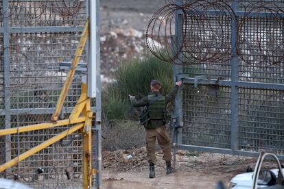 Un soldado israelí abría este martes un paso fronterizo con Siria cercano a la localidad de Majdal Shams.