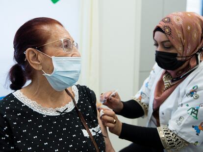 Una sanitaria inyecta la tercera dosis de la vacuna contra la covid a una mujer, el 1 de agosto en Hadera (Israel).