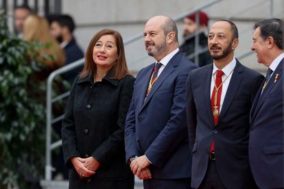La presidenta del Congreso de los Diputados, Francina Armengoll, junto al presidente del Senado, Pedro Rollán, antes esperan la llegada de los reyes y la princesa de Asturias, a las puertas del Congreso. 