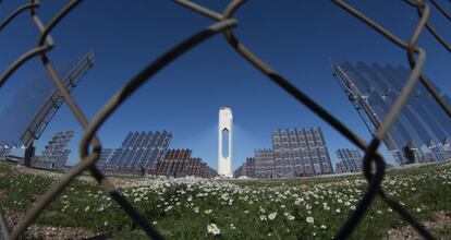 Planta solar de Abengoa en Sanlúcar la Mayor (Sevilla).