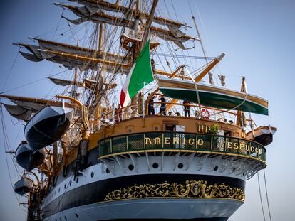 La popa del Amerigo Vespucci, el buque escuela de la Marina italiana que fondeó el domingo en aguas cercanas a Barcelona.