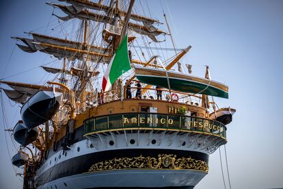 La popa del Amerigo Vespucci, el buque escuela de la Marina italiana que fondeó el domingo en aguas cercanas a Barcelona.