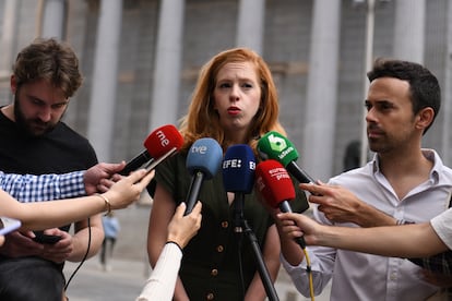 La secretaria de Organización de Podemos, Lilith Verstrynge, ofrecía declaraciones a la prensa este sábado frente al Congreso de los Diputados, en Madrid.