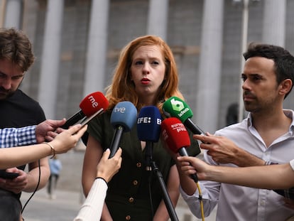 La secretaria de Organización de Podemos, Lilith Verstrynge, ofrecía declaraciones a la prensa este sábado frente al Congreso de los Diputados, en Madrid.