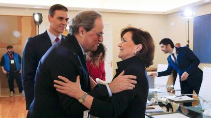 El 'president' de la Generalitat, Quim Torra, saluda a la vicepresidenta del Gobierno, Carmen Calvo, durante la primera reunión de la mesa de diálogo el miércoles.