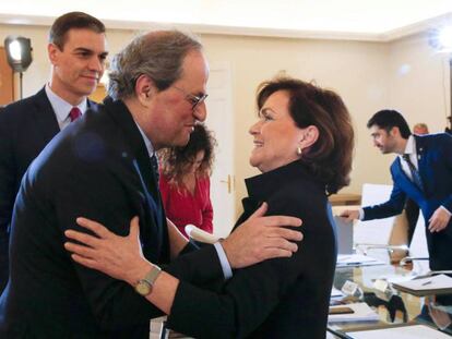 El 'president' de la Generalitat, Quim Torra, saluda a la vicepresidenta del Gobierno, Carmen Calvo, durante la primera reunión de la mesa de diálogo el miércoles.