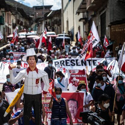 Supporters of the Peruvian left-wing presidential candidate for the Peru Libre party, Pedro Castillo, march in Tacabamba, Cajamarca region, northeastern Peru, on June 07, 2021, a day after runoff elections. - Right-wing populist Keiko Fujimori held a narrow lead Monday in Peru's presidential election, but the crisis-hit nation's race was too close to call as votes were still being tabulated from countryside bastions of support for radical leftist Pedro Castillo. With over 95% of the votes tallied, the result of the runoff election is still unknown. (Photo by ERNESTO BENAVIDES / AFP)