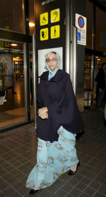 La activista saharaui Aminatu Haidar a su llegada al aeropuerto de Gran Canaria.