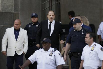 Harvey Weinstein sale de la corte en Nueva York (EE UU), este lunes. El productor de Hollywood Harvey Weinstein, acusado por varias mujeres de abusos sexuales, se ha declarado este lunes “no culpable” de dos nuevos cargos de abusos, por la actriz Annabella Sciorra.