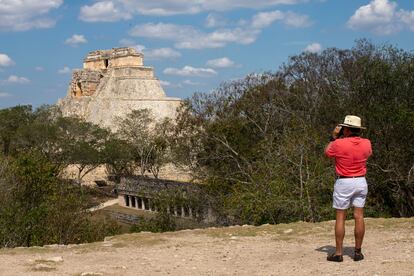 Turista observando la Pirámide del Adivino en Uxmal.