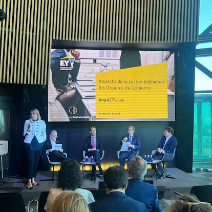 Hildur Eir Jónsdóttir (EY), Alberto Andreu (EY), José Antonio López (Lyntia), Tomás Pascual (Corporación Pascual) y Alberto Castilla (EY), en el debate que abrió el III Impact Week de EY.