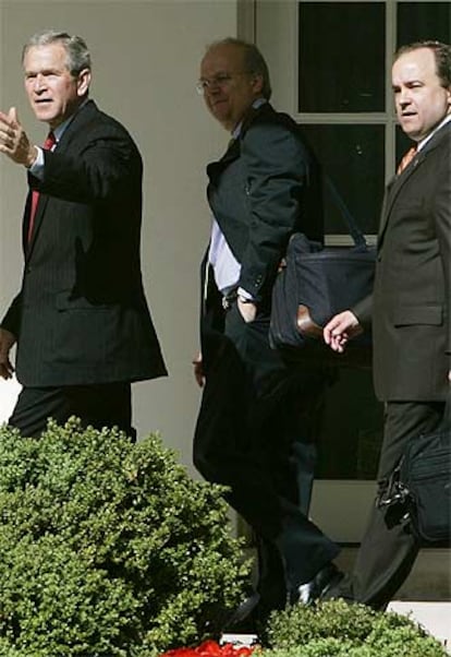 Bush, Rove y McClellan (de izquierda a derecha), ayer en Washington.