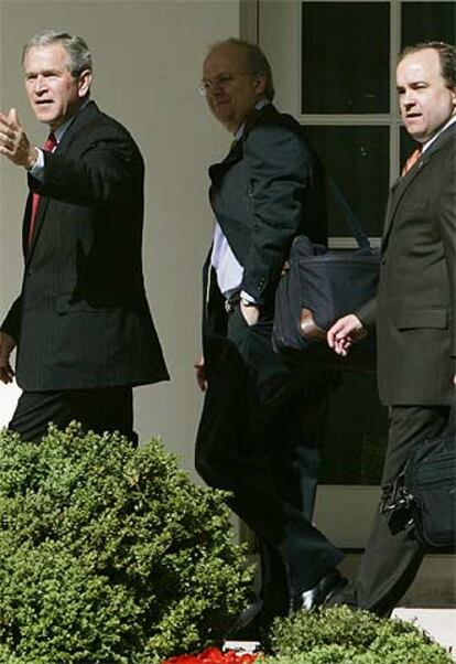 Bush, Rove y McClellan (de izquierda a derecha), ayer en Washington.