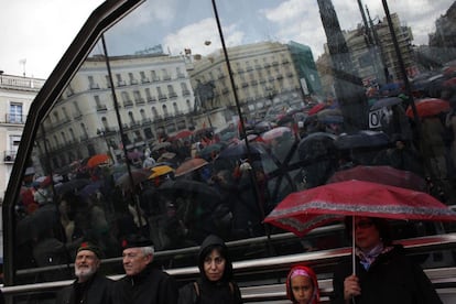 Manifestantes, durante el Primero de Mayo en la Puerta del Sol de Madrid.