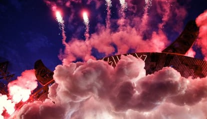 El humo de los fuegos artificiales cubriendo el escenario ayer, en el concierto de AC/DC.