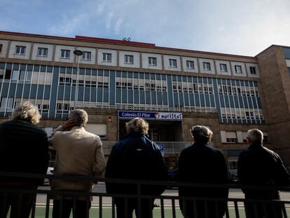 Cinco de los exalumnos del colegio El Pilar de los maristas en Vigo que denuncian abusos sexuales en los años 60 posan delante del centro escolar.
