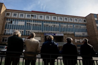 Cinco de los exalumnos del colegio El Pilar de los maristas en Vigo que denuncian abusos sexuales en los años 60 posan delante del centro escolar.