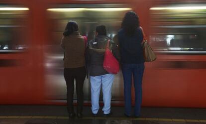 Pasajeras del metro. / EDGARD GARRIDO (REUTERS)