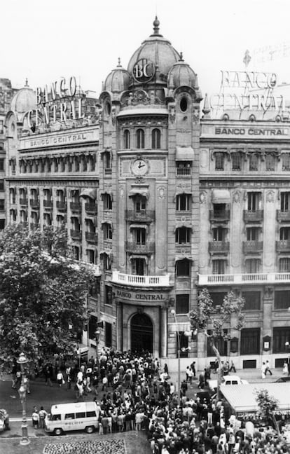 El banc, en el qual habitualment treballen unes 300 persones, est situat en un lloc neurlgic de la ciutat, a la cantonada de pla?a de Catalunya i la Rambla. ?s el Wall Street de Barcelona. A ms del Banc de Bilbao, es troben l'Hispano, el Vizcaya, el Garriga Nogus. No sn les seves oficines centrals, perqu es troben en un altre edifici. L'edifici s una mena de banc-fortalesa, t dos soterranis plens de caixes fortes de lloguer, un ampli pati d'operacions a la planta baixa i una balconada de principis de segle a l'entresl. ?s l'entitat bancria ms important de Catalunya des de l'absorci del Banc Comercial de Catalunya i del Banc de Barcelona. 