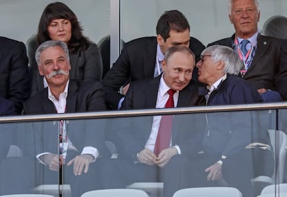 Bernie Ecclestone (derecha), director honorario de Fórmula 1, conversa con el presidente de Rusia, Vladimir Putin (centro), en presencia de Chase Carey, director ejecutivo de Fórmula 1.