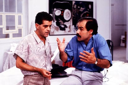 Guillermo Montesinos ( izquierda) y Antonio Resines, en una escena de la película 'Se infiel y no mires con quien', de Fernando Trueba.