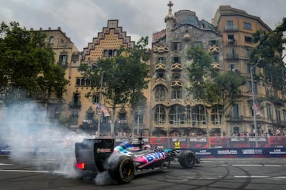 El piloto australiano Jack Doohan durante la exhibición de los monoplazas de Formula Uno este miércoles, por las calles de Barcelona.