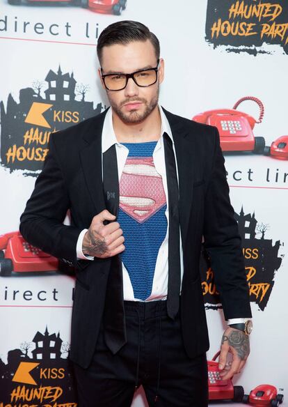 El cantante Liam Payne, como un moderno Superman en Londres.