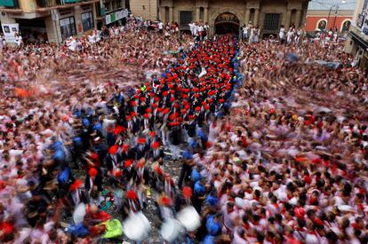 Los txistularis se abren paso entre la multitud durante el chupinazo. 