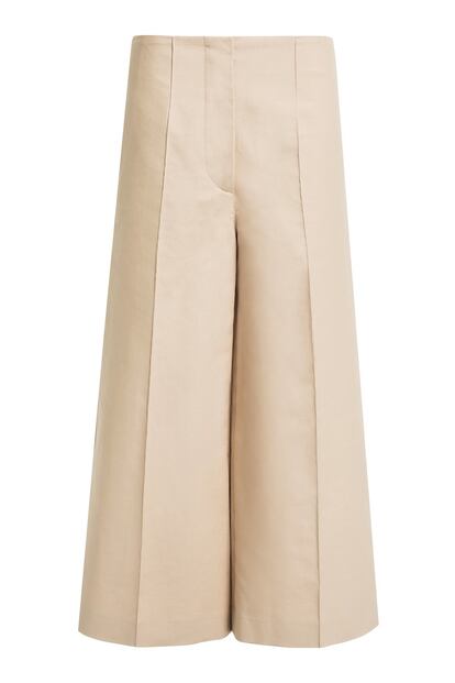 Pantalón tipo culotte en color camel y de algodón. De corte midi, pierna ancha y con bolsillos es una prenda atemporal y una perfecta inversión para el fondo de armario. Es de Bimba y Lola y cuesta 54 euros, está al 60% de descuento. Su precio original, 135 euros.