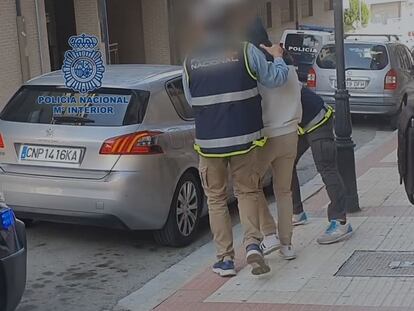 Agentes de la Policía Nacional trasladan, el pasado martes, al individuo detenido en Briviesca acusado de autoadoctrinamiento yihadista, en una captura del vídeo facilitado por Interior.