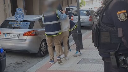 Agentes de la Policía Nacional trasladan, el pasado martes, al individuo detenido en Briviesca acusado de autoadoctrinamiento yihadista, en una captura del vídeo facilitado por Interior.