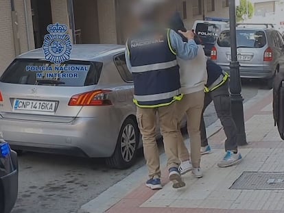 Agentes de la Policía Nacional trasladan, el pasado martes, al individuo detenido en Briviesca acusado de autoadoctrinamiento yihadista, en una captura del vídeo facilitado por Interior.