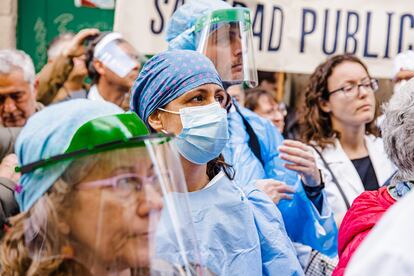 Médicos vestidos con bolsas de basura durante una manifestación para reclamar mejoras, en Madrid el 15 de marzo de 2023.