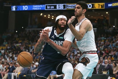 Anthony Davis, de los Dallas Mavericks, y Santi Aldama, de los Memphis Grizzlies, en el partido de este viernes.
