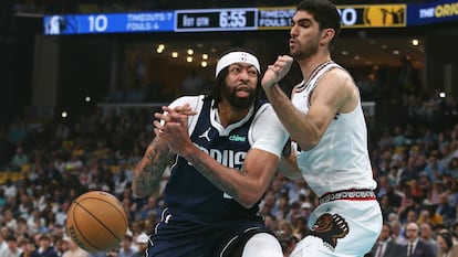 Anthony Davis, de los Dallas Mavericks, y Santi Aldama, de los Memphis Grizzlies, en el partido de este viernes.