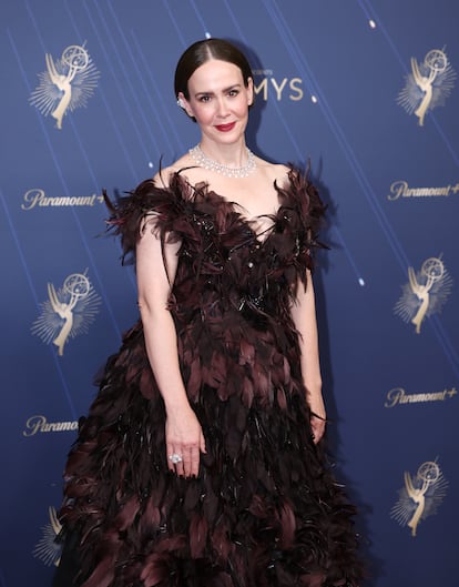 A Sarah Paulson le gusta arriesgar. En esta ocasión, lo hizo con un vestido de plumas granate de Marc Jacobs.