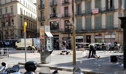 Feridos são socorridos em La Rambla: polícia confirmou pelo menos 13 mortes.