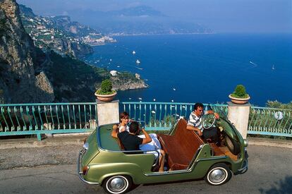 La costa de Amalfi, al sur de Nápoles (Italia), parece hecha para los enamorados. Hay numerosos lugares especialmente atractivos para hacer la pregunta crucial, como la Terraza del Infinito de Villa Cimbrone, en Revello, o esta ruta en coche vintage por Campania.