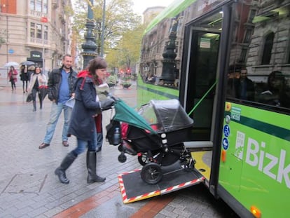 Uno de los autobuses de la red Bizkaibus con la rampa de acceso.