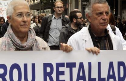 Joan Herrera, en el centro, ayer en la manifestaci&oacute;n contra los recortes sanitarios.