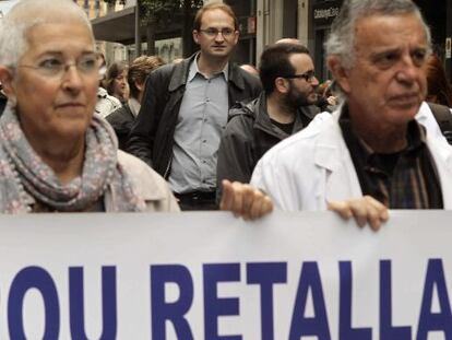 Joan Herrera, en el centro, ayer en la manifestación contra los recortes sanitarios.