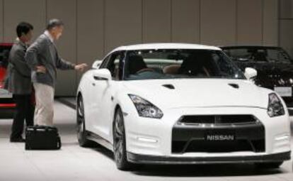 Una pareja observa un Nissan GT-R edición Premium en la sede de Nissan en Yokohama, al sur de Tokio en Japón. EFE/Archivo