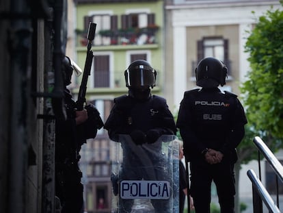 Agentes antidisturbios de la Policía Nacional controlan el transcurso de la manifestación en Pamplona el pasado 18 de mayo.