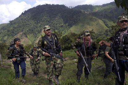 Juan Pablo, en el centro, comandante del frente 36 de las fuerzas armadas revolucionarias de Colombia, FARC, camina con sus camaradas en el estado de Antioquia, en los Andes del noroeste de Colombia.
